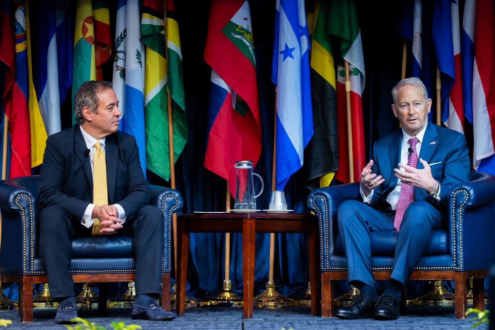 Ronald Johnson, embajador de Estados Unidos en M&eacute;xico, junto a Carlos D&iacute;az-Rosillo, Director del Centro Adam Smith para la Libertad Econ&oacute;mica.