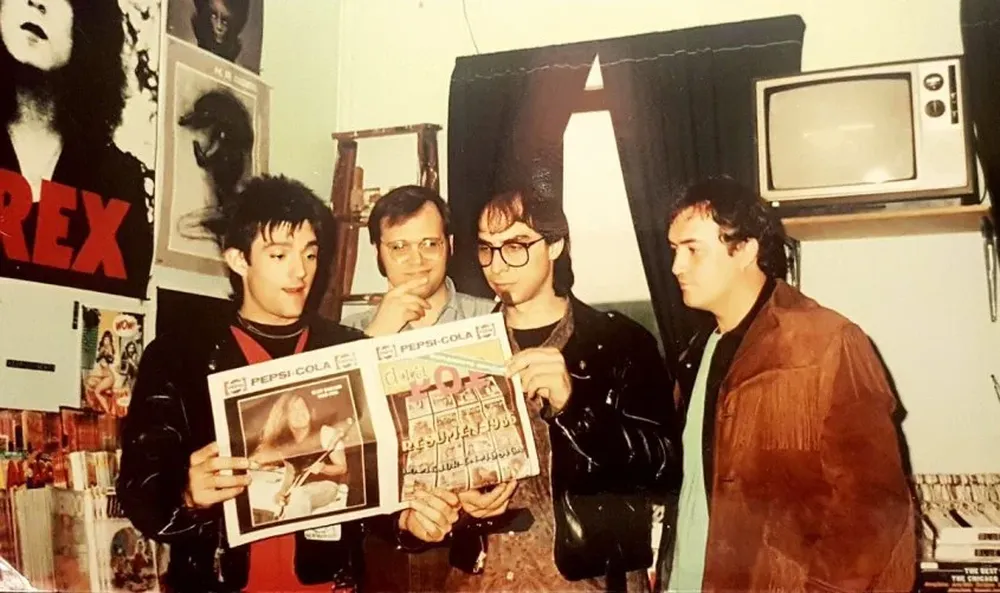 Los integrantes de The Smithereens – Pat DiNizio, segundo de la derecha– con el suplemento Día Pop.