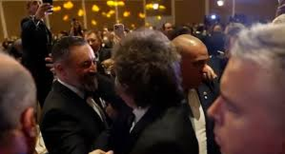 El momento del encuentro entre Javier Milei y Santiago Abascal.