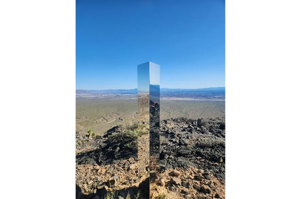 Misterioso monolito en medio del desierto de Estados Unidos