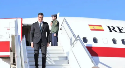 El presidente del Gobierno de España, Pedro Sánchez, baja del avión presidencial Falcon, en una imagen de archivo.