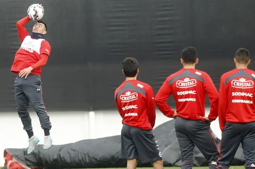 Foto del entrenamiento de Chile, en el que Sampaoli puso énfasis en el juego aéreo