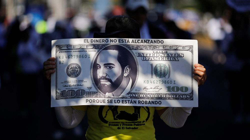 La de El Salvador es la economía que menos crece de la región y está altamente endeudada.