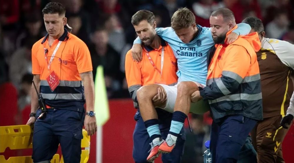 Jeremía Recoba salió con un fuerte dolor en una de sus rodillas en el partido entre Las Palmas y Granada