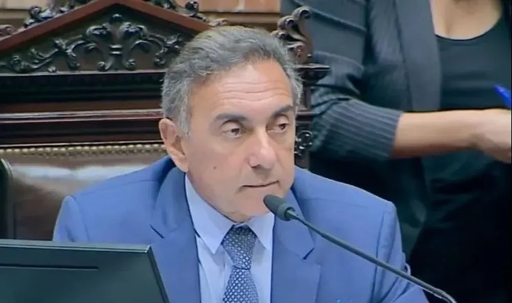 El secretario parlamentario Tomás Figueroa dio lectura a las modificaciones acordadas