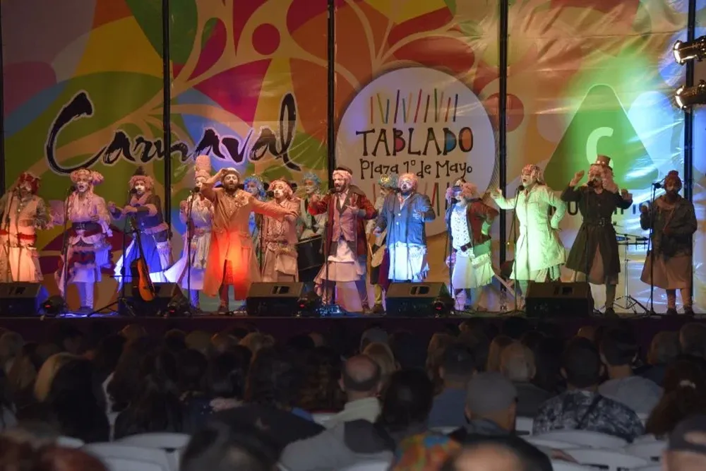 La murga La Trasnochada en el tablado de la Plaza 1° de Mayo.