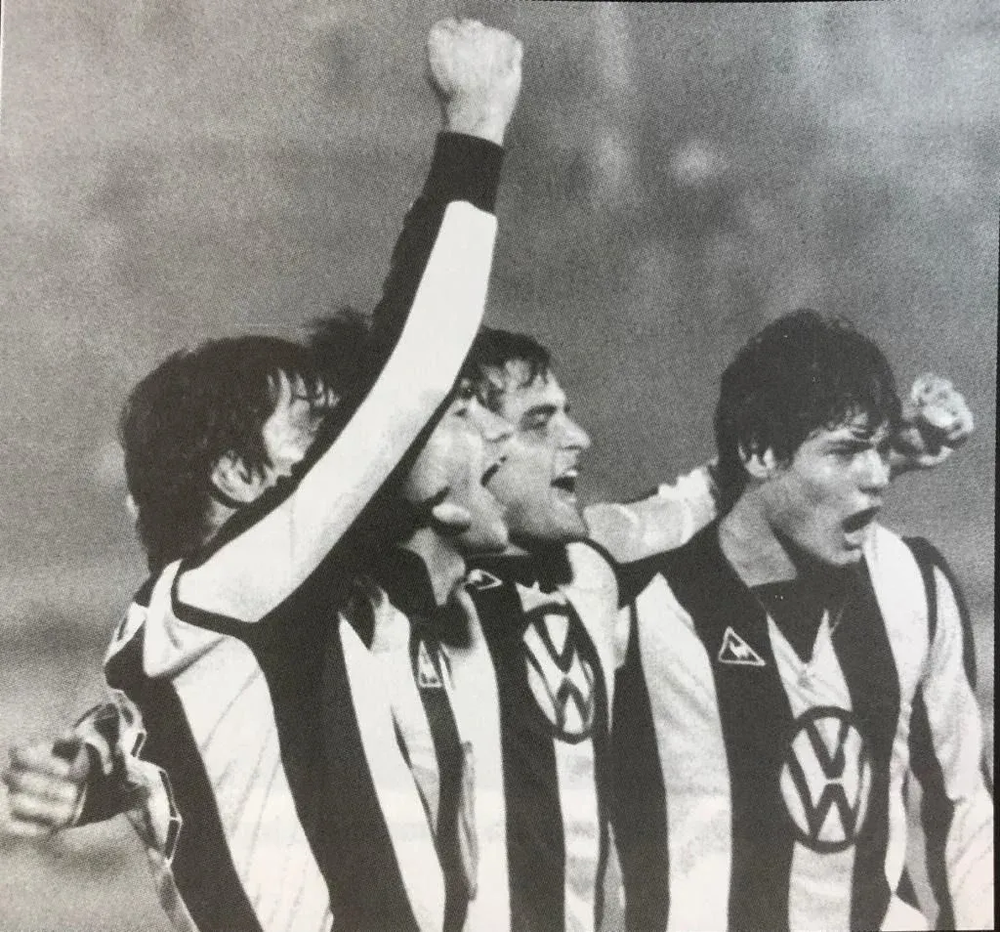 Obdulio Trasante, Diego Aguirre, Gustavo Matosas y Jorge Goncalves, celebran luego de ganarle con Peñarol a Nacional el clásico de los ocho contra 11
