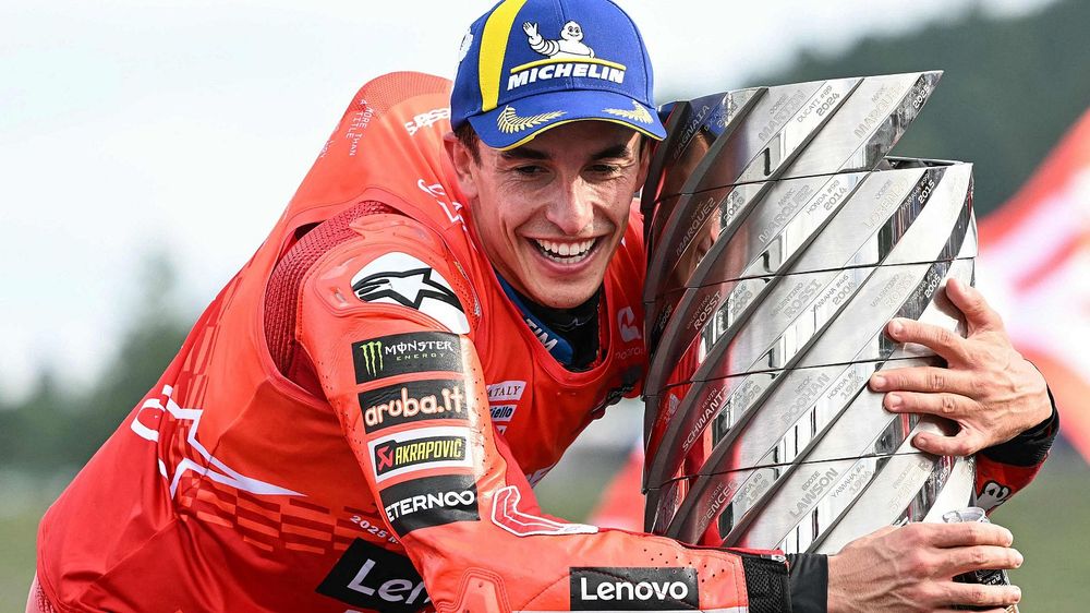 El español Marc Márquez celebra su carrera en Japón y su noveno título en Moto GP.