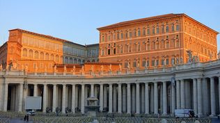 Diez habitaciones, mármol y capilla: la lujosa residencia papal que Francisco rechazó y que podría habitar León XIV