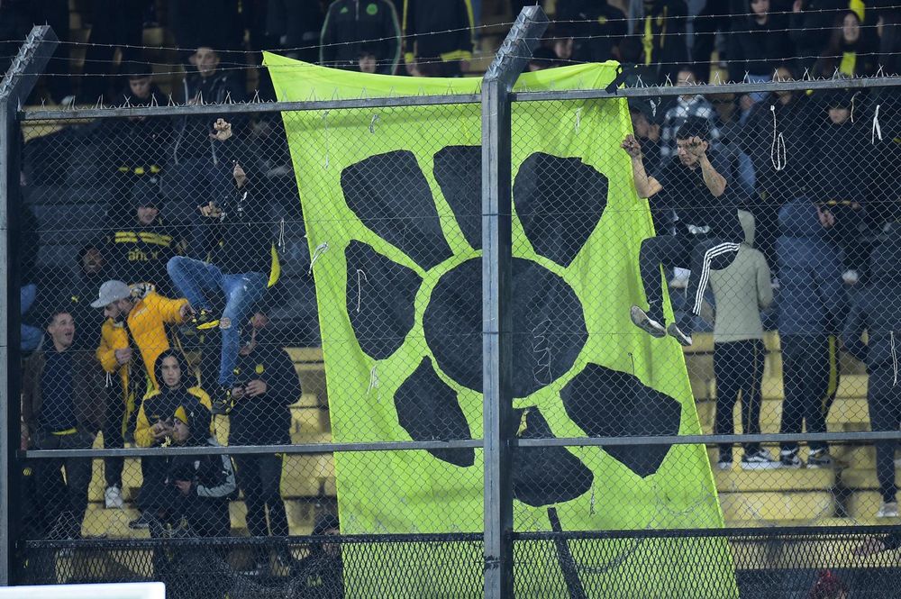 La hinchada de Peñarol colgó la bandera de la margarita de los Desaparecidos