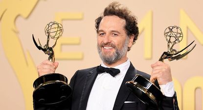 Matther Rhys con sus dos Emmy a mejor actor protagonista por sus papeles en Widows Bay y The Beast in Me.