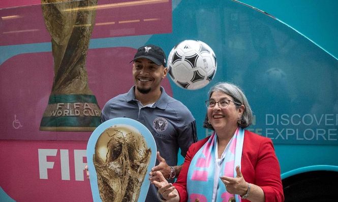La alcaldesa Daniella Levine Cava y el mediocampista del Inter Miami, Gregore, posan frente al logotipo de la Copa Mundial de la FIFA 2026, en 2023.