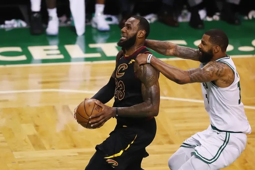 LeBron James y Marcus Morris