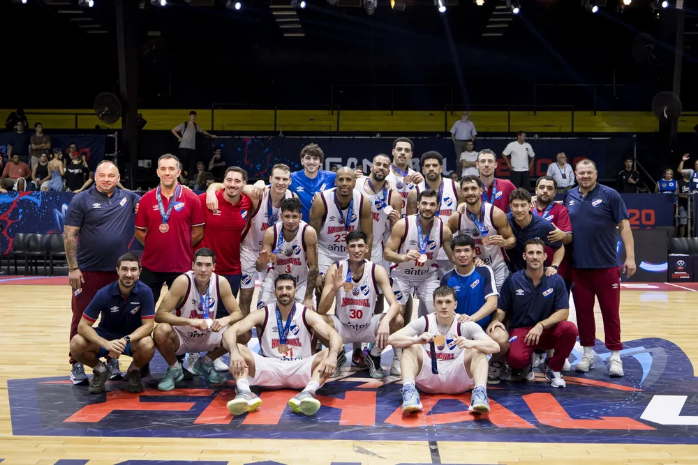El plantel de Nacional con las medallas de bronce de la Basketball Champions League