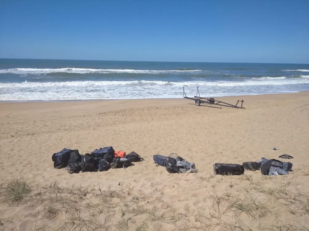 Bolsos con cocaína desparramados en la playa de Rocha