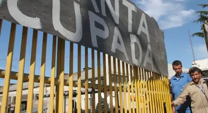 Gobierno acepta limitar ocupaciones y no cede en negociación tripartita