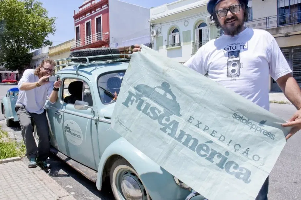 El fusca que los acompaña durante los miles de kilómetros