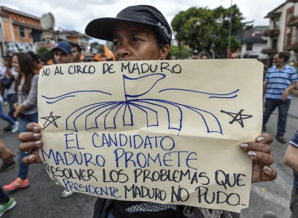 Un opositor al presidente Nicolás Maduro se manifiesta frente a las oficinas de la OEA en Caracas, Venezuela