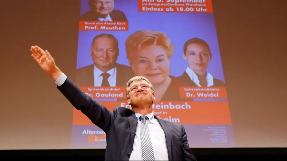 El líder de AfD, Joerg Meuthen, saluda a simpatizantes en un mitin de campaña.