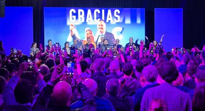 Javier Milei dio un breve discurso para celebrar el triunfo de Manuel Adorni. Se pintó de violeta el bastión amarillo, dijo.