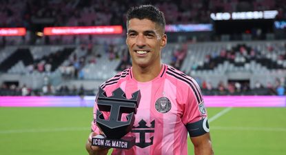 Luis Suárez con el premio de MVP del partido ante Chicago Fire, luego fue elegido mejor jugador de la fecha