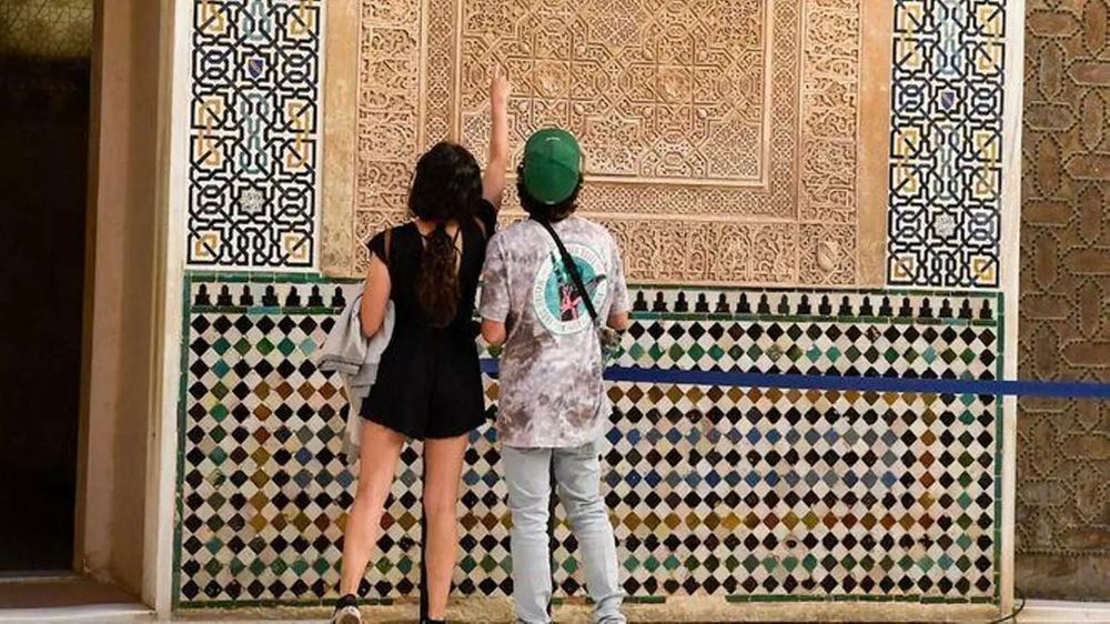 turistas alhambra.jpg
