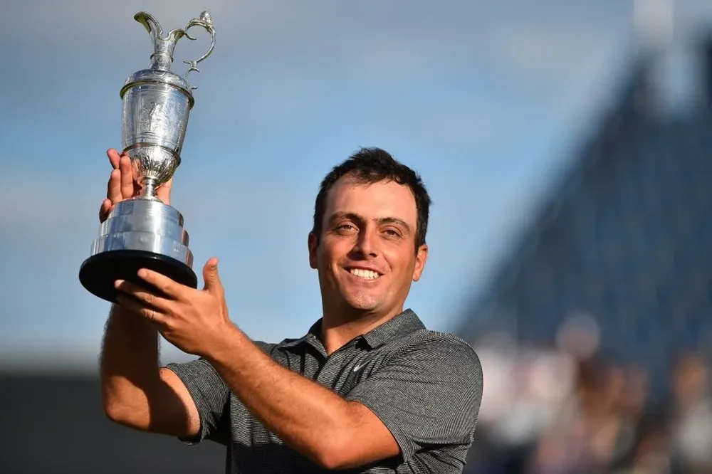 La histórica Claret Jug posa en las manos del ganador: el italiano Francesco Molinari
