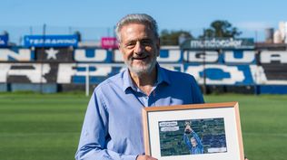 José Luis Palma, presidente de Liverpool Football Club sosteniendo su premio a Mejor dirigente de la liga AUF 2025 de Fútbol x 100