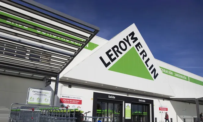 El viento sur arranca parte de una fachada lateral en el Leroy Merlin.
