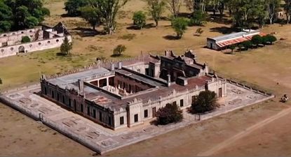 Torres, patios internos y galerías subterráneas: así es el castillo en un departamento del interior de principios de 1900