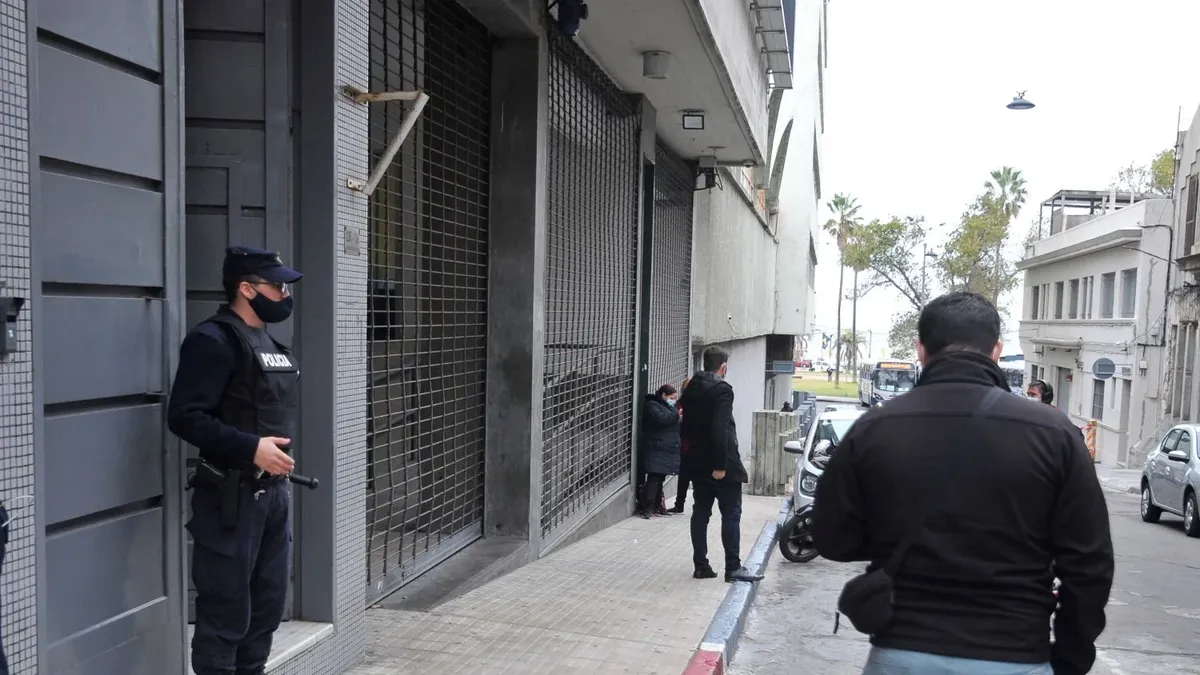 Un Preso Pidió Para Ir Al Baño Y Se Fugó Por La Puerta Principal Del Juzgado Cuando Iba A Ser