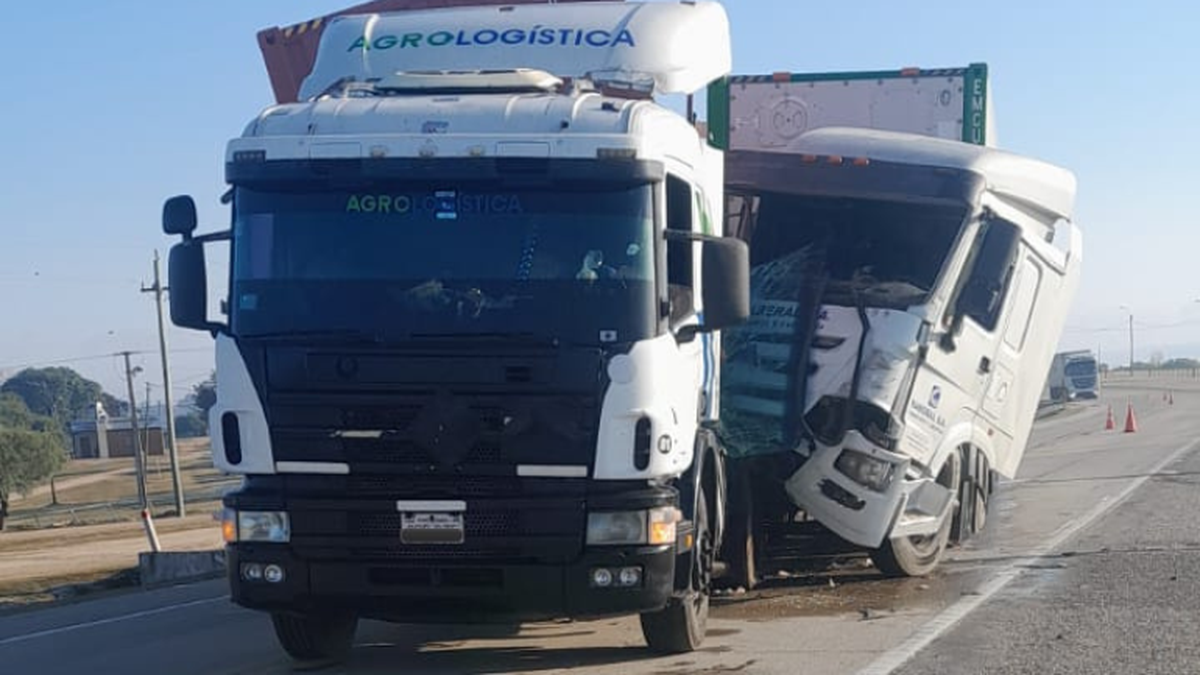 Dos camiones chocaron en Ruta 3 y dejaron la ruta completamente obstruida