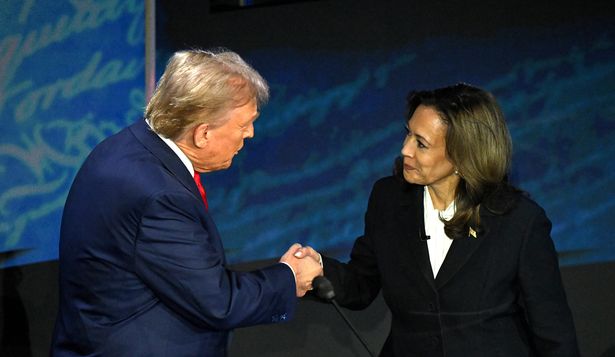 Donald Trump y Kamala Harris se dieron la mano al inicio del debate del 10 de septiembre