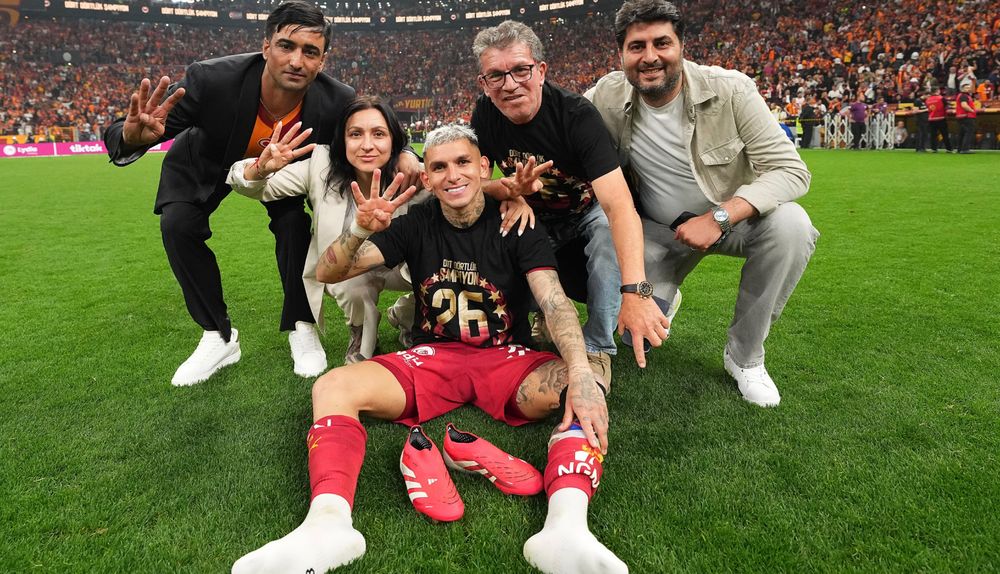 Lucas Torreira celebra con cuatro dedos de su mano derecha los cuatro títulos seguidos de Súper Liga de Turquía que consiguió con Galatasaray