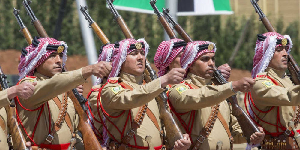 Soldados marchan durante el desfile militar en Ammán, Jordania.