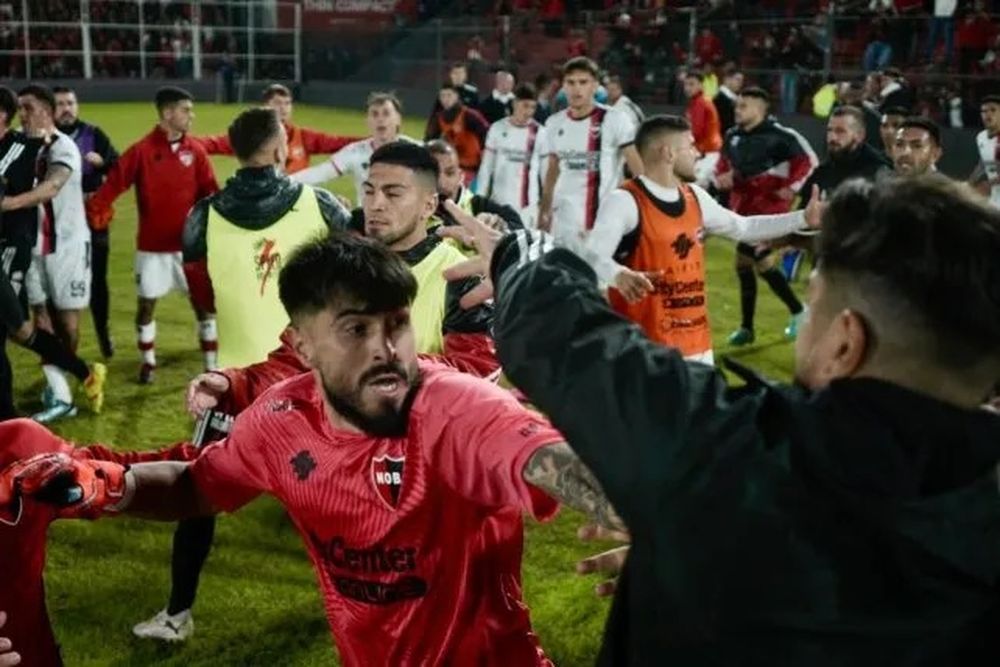 Bochornosa pelea en el final del partido por la Copa Argentina