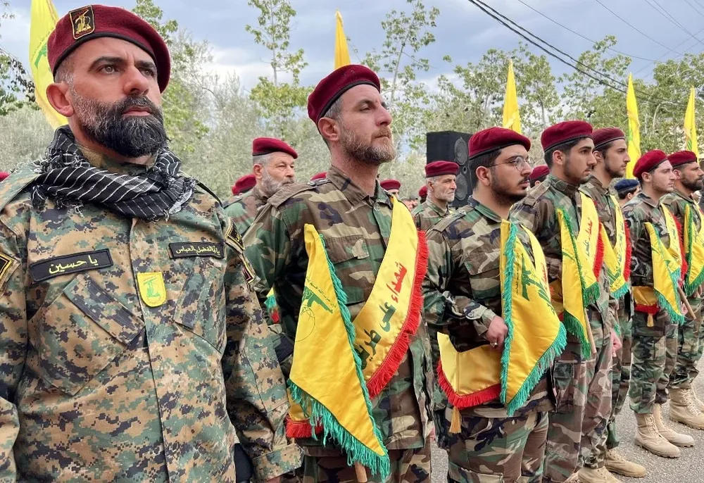 Milicianos de Hezbolá participan de una ceremonia en la ciudad de Jibshit, al sur de Beirut, en momentos en que escala el conflicto con las fuerzas militares israelíes.