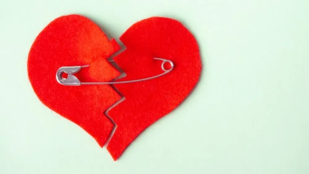 Aunque su nombre oficial es miocardiopatía de Takotsubo, se lo conoce popularmente como el síndrome del corazón roto