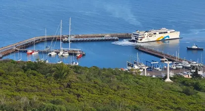 El buque Francisco durante las pruebas en el puerto de Piriápolis este viernes 10