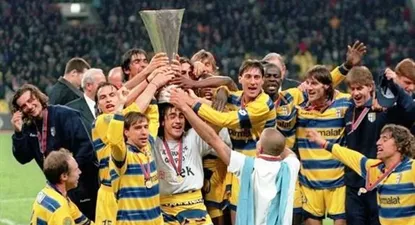 Una de las copas que Parma ganó en el año 1999, sale a subasta