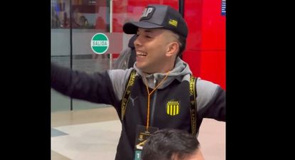 Video: los jugadores de Peñarol alborotaron el aeropuerto luego de la clasificación a cuartos de la Copa Libertadores