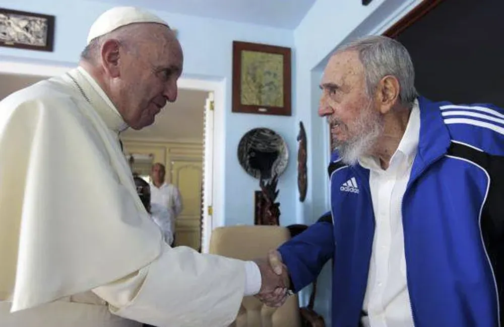 Francisco y Fidel se reunieron en la residencia de la capital del líder cubano