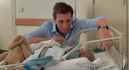 El alcalde de Madrid, José Luis Martínez Almeida y su hijo Lucas, recién nacido.