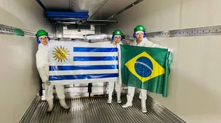 En Brasil, tras iniciar la carga del primer camión.