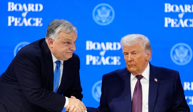 Donald Trump junto al primer ministro de Hungría, Viktor Orbán, durante la firma de la iniciativa de la Cumbre de la Paz en el Foro de Davos.&nbsp;