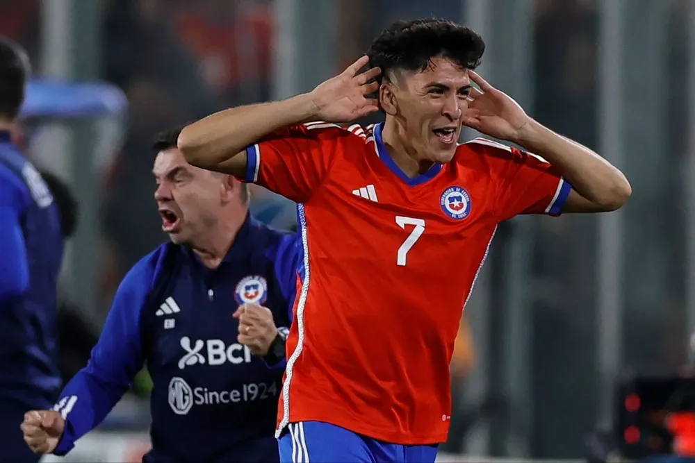 Marcelino Núñez celebra el gol que fue adjudicado en contra a López