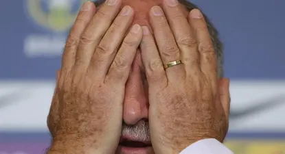 Brasil- El director técnico de Brasil, Luis Felipe Scolari, cubre su rostro durante una rueda de prensa