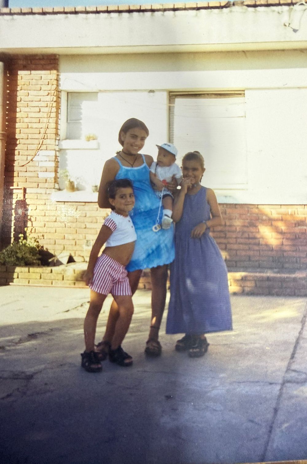 Sebastián Cáceres junto a sus tres hermanas: Stephanie, Cindy y Evelyn Sebastián Cáceres junto a sus tres hermanas: Stephanie, Cindy y Evelyn