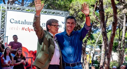 El líder del PSC, Salvador Illa (i), y el presidente del Gobierno en funciones, Pedro Sánchez (d),
