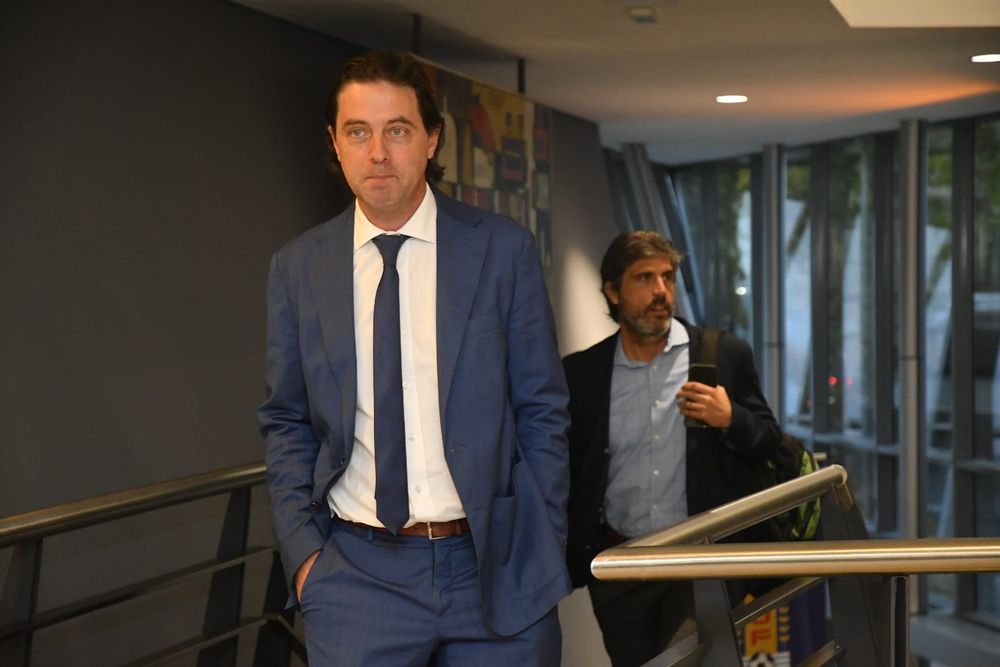 Ignacio Alonso presidente de la AUF llegando a la reunión con los integrantes del congreso